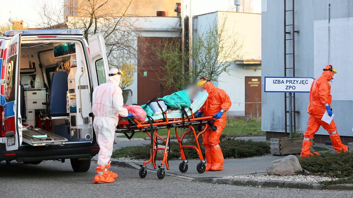 Záznamy z varšavských sanitek: Pacientka umře, nemocnice nemá kyslík